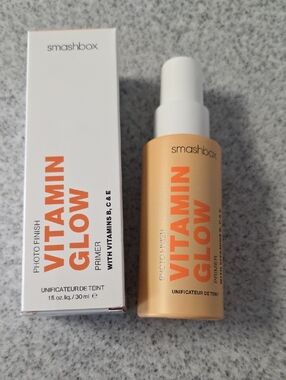 Smashbox Vitamin Glow Primer in Shimmering Peach-Gold